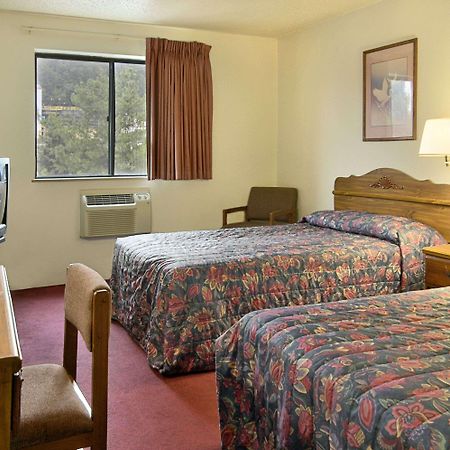 Super 8 Butler Hotel Bilik gambar