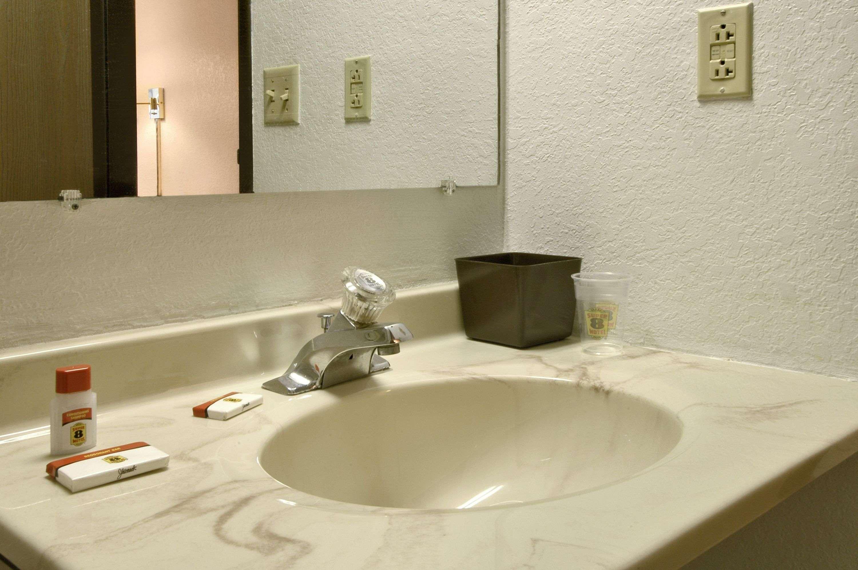 Super 8 Butler Hotel Bilik gambar