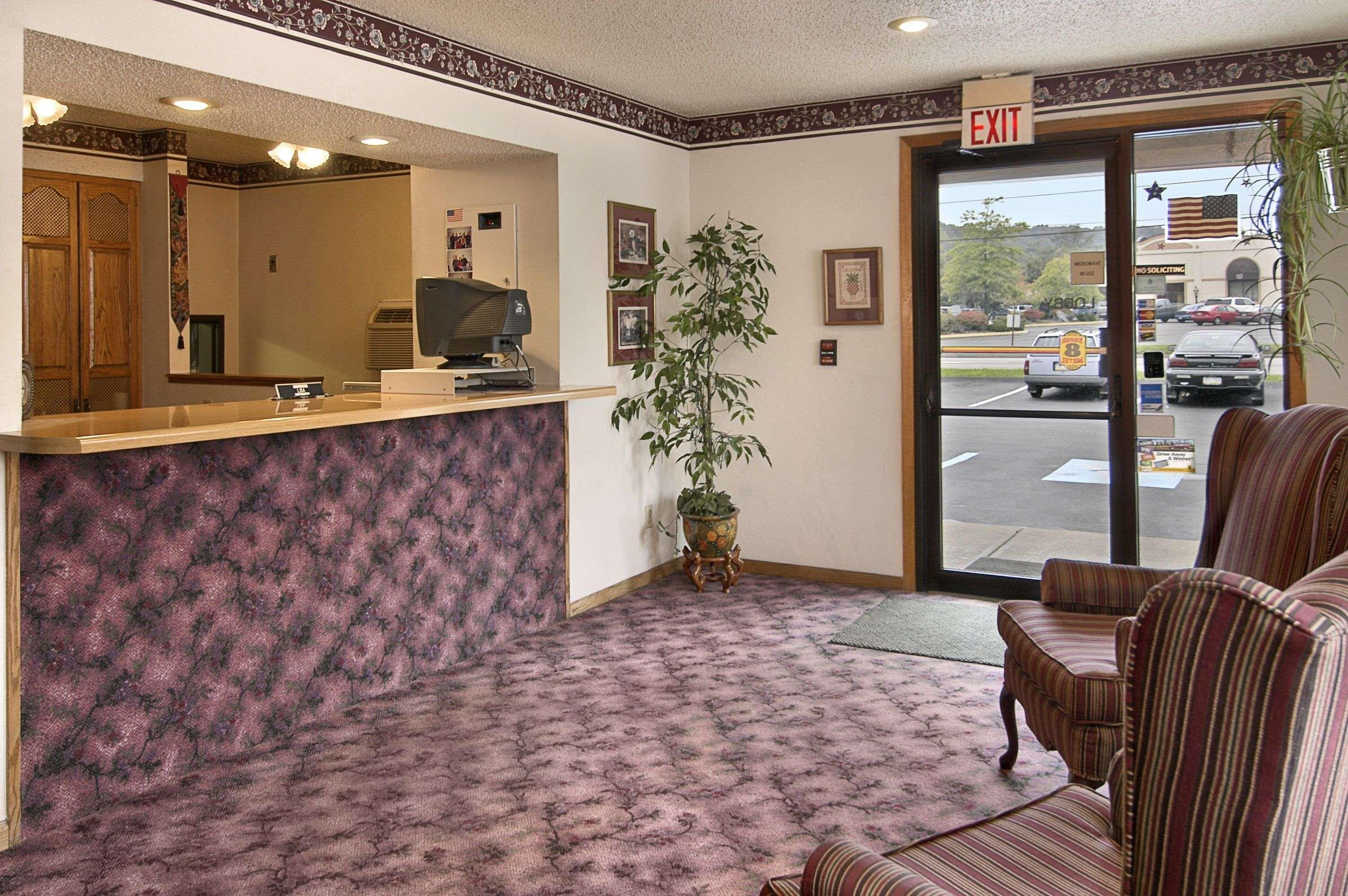 Super 8 Butler Hotel Luaran gambar
