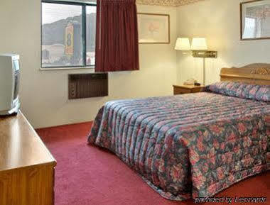 Super 8 Butler Hotel Luaran gambar