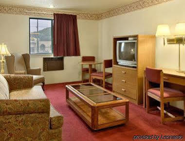 Super 8 Butler Hotel Luaran gambar