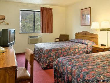Super 8 Butler Hotel Luaran gambar